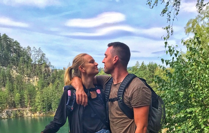 Partner ji už 2x požádal o ruku, ale ona pokaždé odmítla. Jsou spolu dvanáct let.