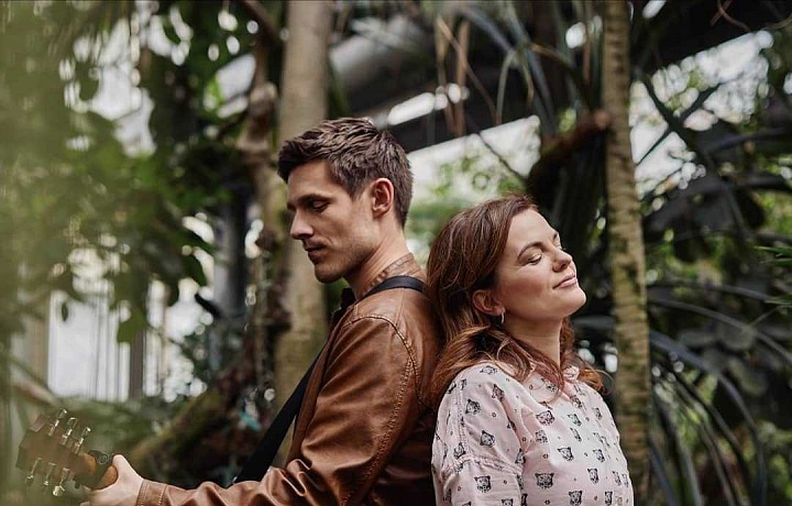 Pavel nazpíval píseň k Avon pochodu s Martou Jandovou. Oběma jim vzala maminku rakovina.