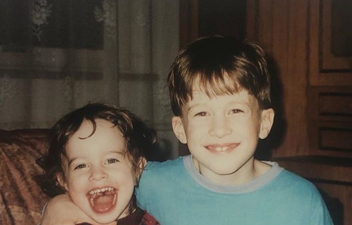 Jako dítě se sestrou, která mu je i dnes oporou.
