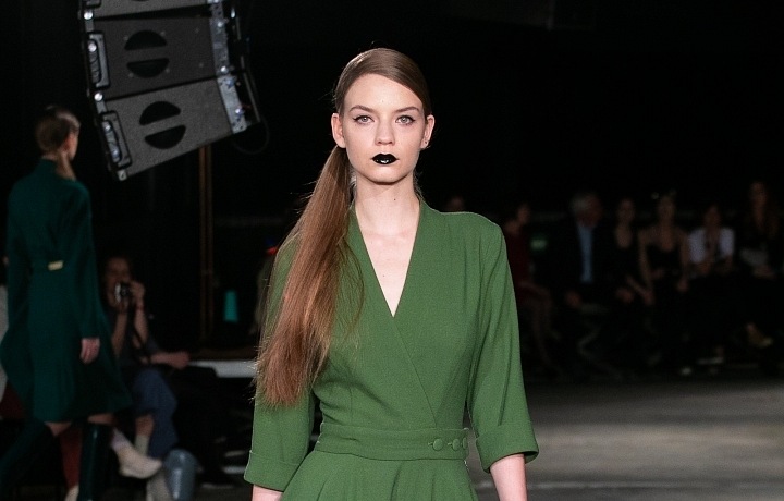 Krásné šaty v olivové barvě - TOP LP Life