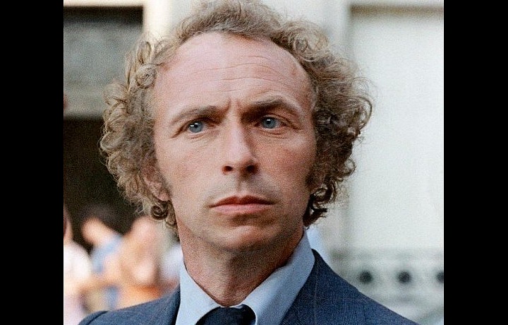 Velký blondýn s černou botou. 