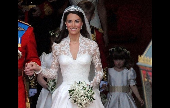 Kate v šatech od Sarah Burton