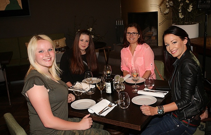 Všechny dámy zasedly ke společnému obědu v restauraci Aromi