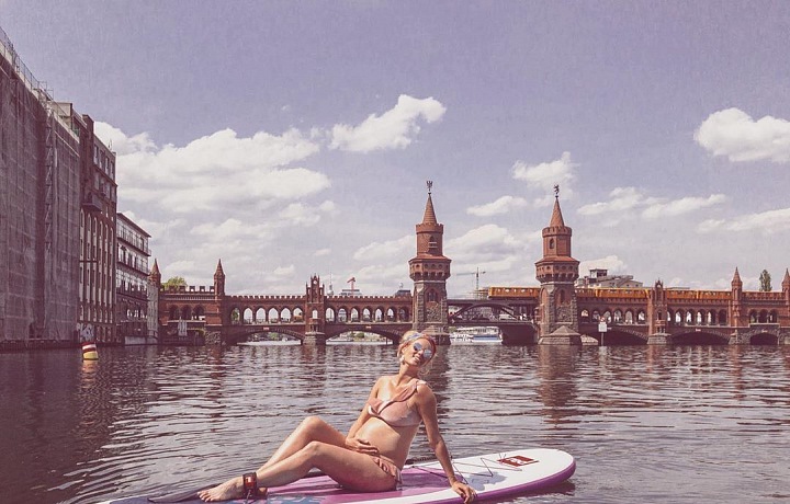 Ani v těhotenství chvilku neposedí. 