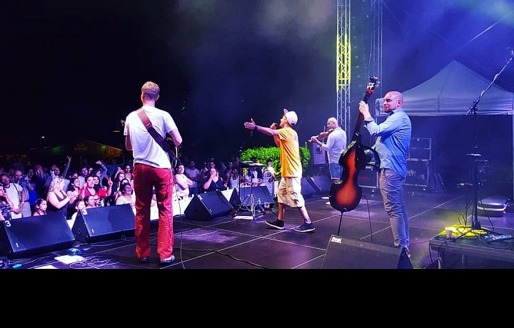 Zpěvák miluje hudbu.