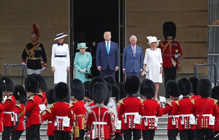 V Buckinghamském paláci si potrpí na tradice a ceremonie.
