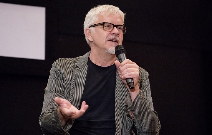Tim Robbins uvedl v sobotu večer v karlovarském Letním kině snímek Vykoupení z věznice Shawshank