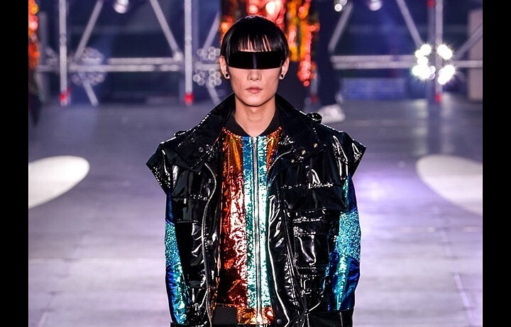 Holografické PVC kolekci dominuje