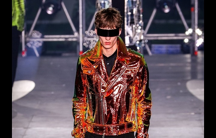 Holografické PVC kolekci dominuje