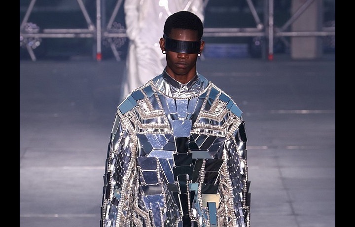 Holografické PVC kolekci dominuje