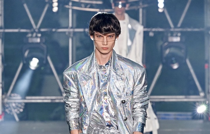 Holografické PVC kolekci dominuje