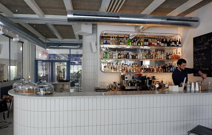 Dává tipy na všechny podniky, kde se dobře nají