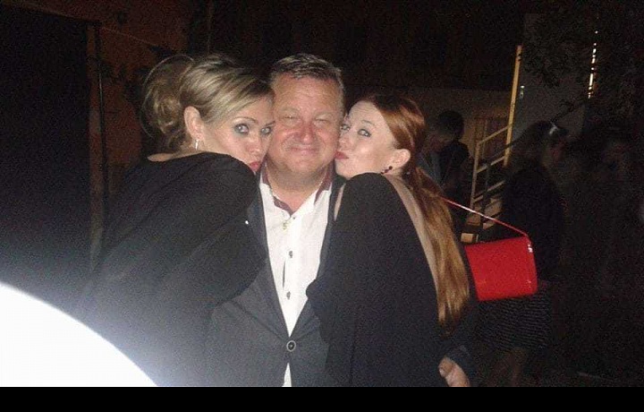 Stejně jako jeho biologický otec, i on je oblíbený u žen. 