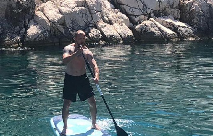 Tomáš zkouší rád nové sporty. 