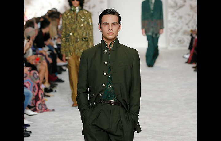 Khaki se v kolekci objevuje často