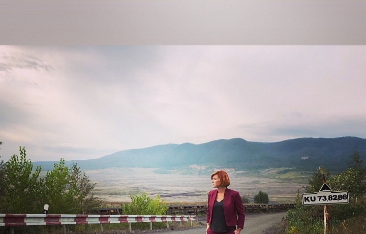 Lenka během natáčení seriálu Zrádci 