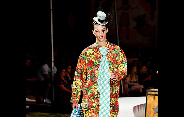 Kolekci vládnou výrazné vzory a barvy