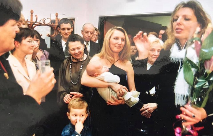 Boušková vozila po svých sólových koncertech po celém světě i své děti. 