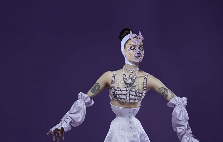 Luxusní drag make-up, Hungry