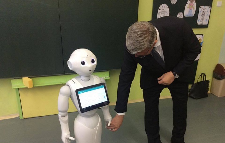 Umí stisknout ruku?