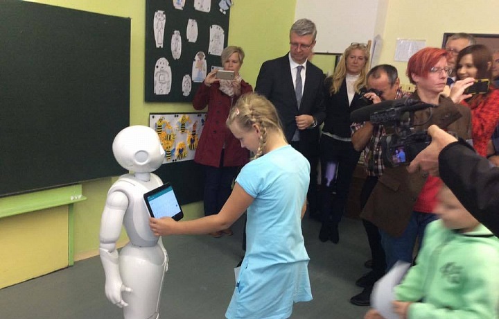Nová robotická učitelka sklízí úspěch. 