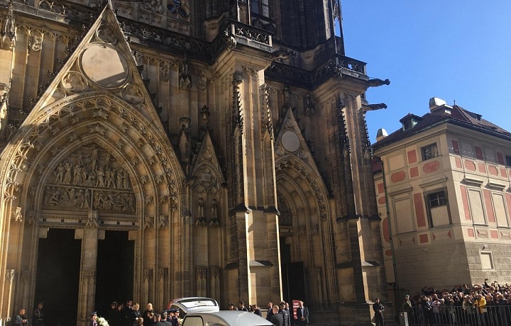 Rakev vynášela čestná stráž.