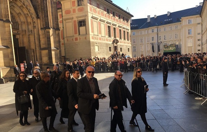 Přátelé, kamarádi. Všichni byli zdrceni odchodem takového velikána.