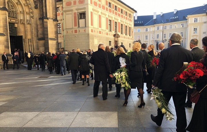 Do chrámu sv. Víta přišly desítky slavných lidí říct poslední sbohem.