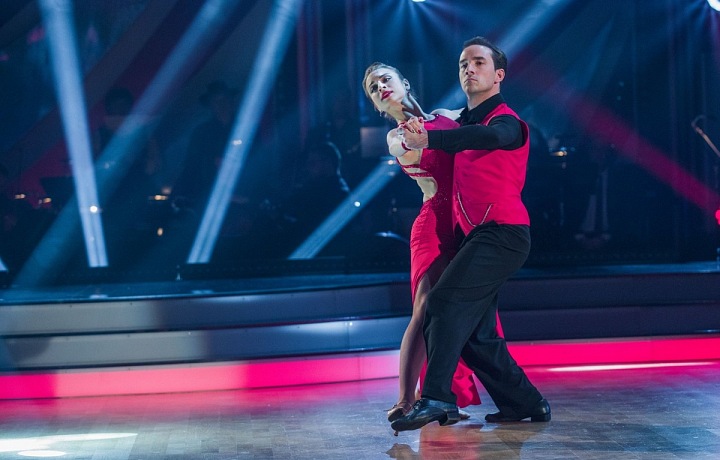 Herec působí, že je v tanci už profík. 