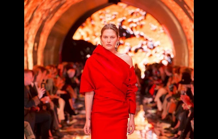 Luxusní závěr módní show