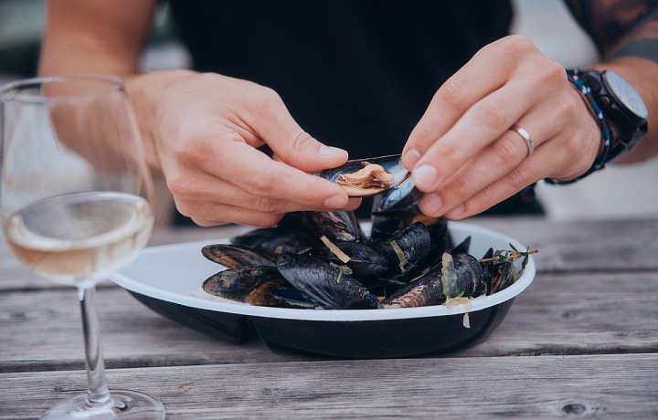 Slávky a bílé víno k sobě patří.