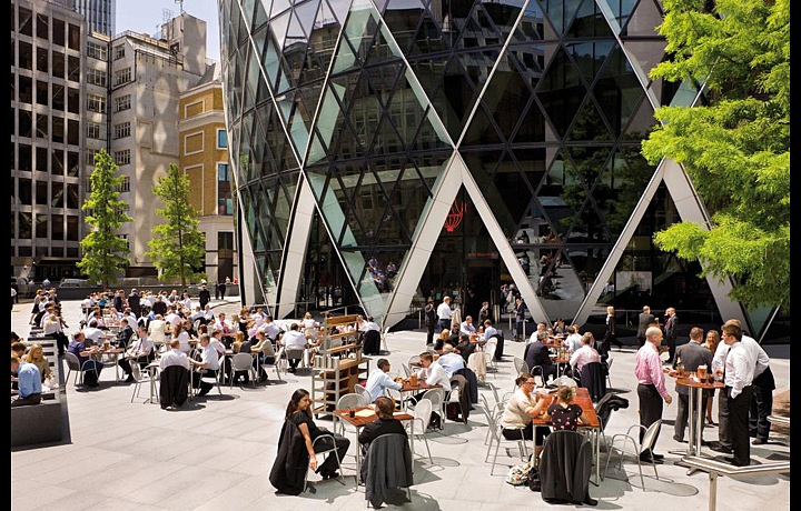 Příjemné náměstí u budovy