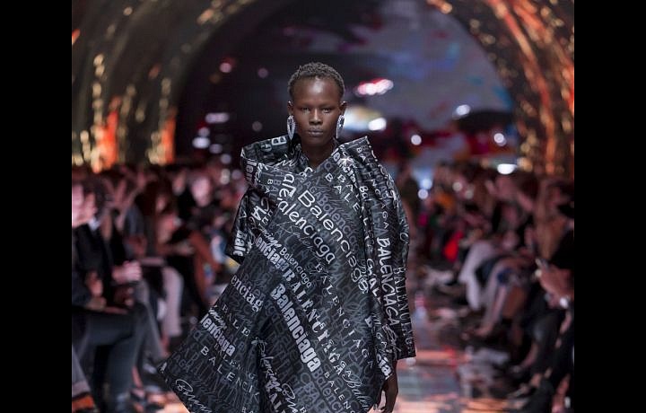 Luxusní závěr módní show