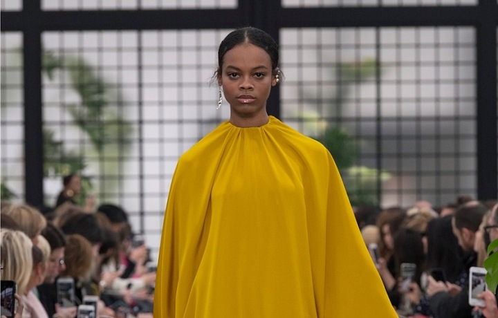 Valentino volí pro FW 2018 zářivé barvy