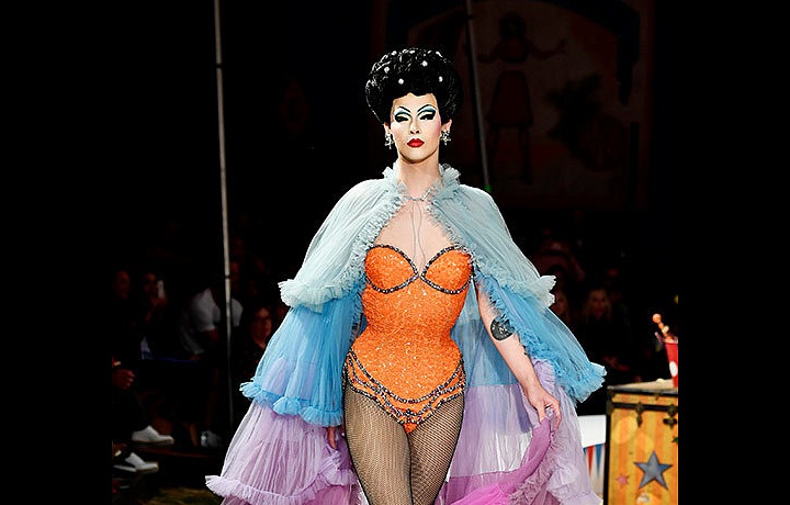 Přehlídku zakončil artistní umělec V.Ch. Scott