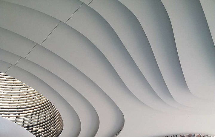 Podlahové a stropní knihovny tvarované jako oko. Knihovna Tianjin Binhai