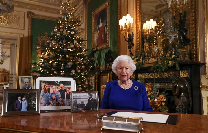 Všimněte si, že Harry s Meghan a synem na stole v rámečku nejsou.