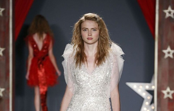 Šaty poseté kamínky.