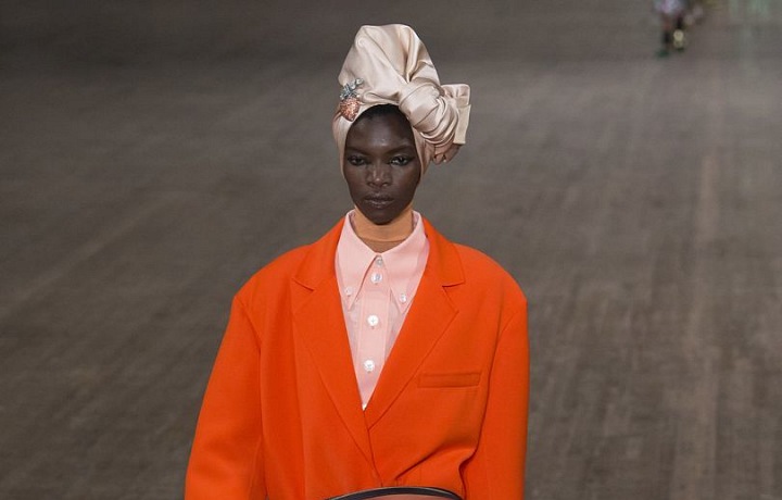 Elegantní sako a sportovní ledvinka? Proč ne!