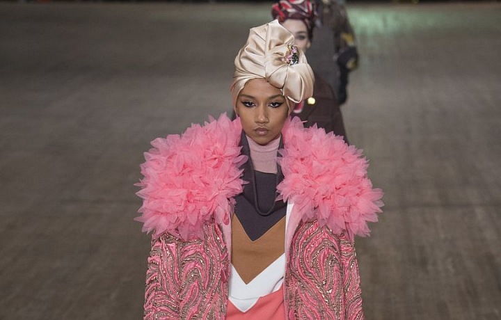 Velké umělé květiny. 