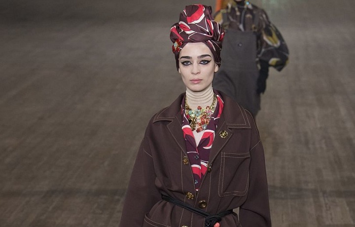 Kombinace materiálů a vzorů.