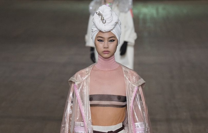 Průhledný materiál a odhalená prsa.