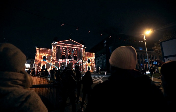 Videomapping přilákal před půlnocí na Silvestra desítky lidí. 