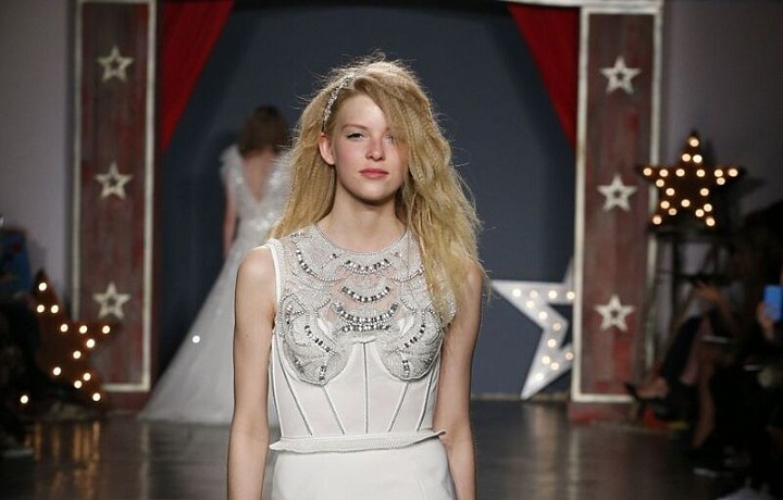 Šaty poseté kamínky.