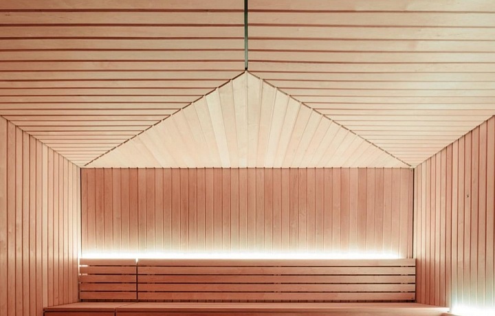 Do sauny se vejde maximálně 24 lidí. 