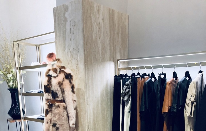 Luxusní butik Yves Salomon v Široké ulici