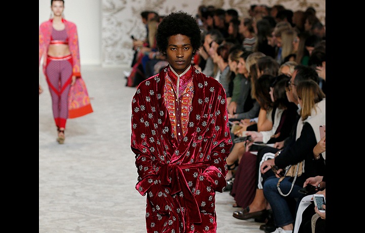 Přehlídku zakončila vlna barev