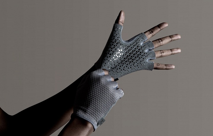 Rukavice speciálně vytvořené pro toto křeslo