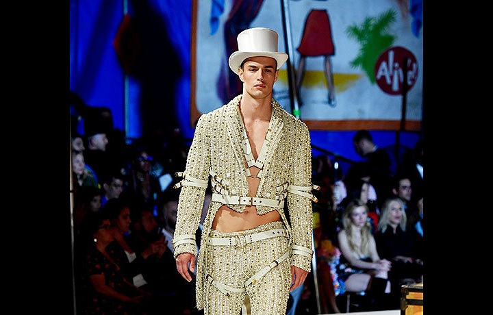 Frak nebo svěrací kazajka? 