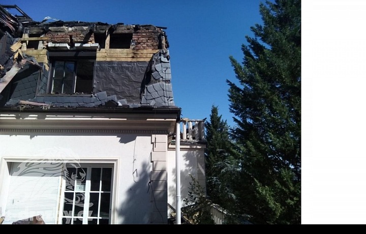 Střecha potřebuje opravit jako první. 